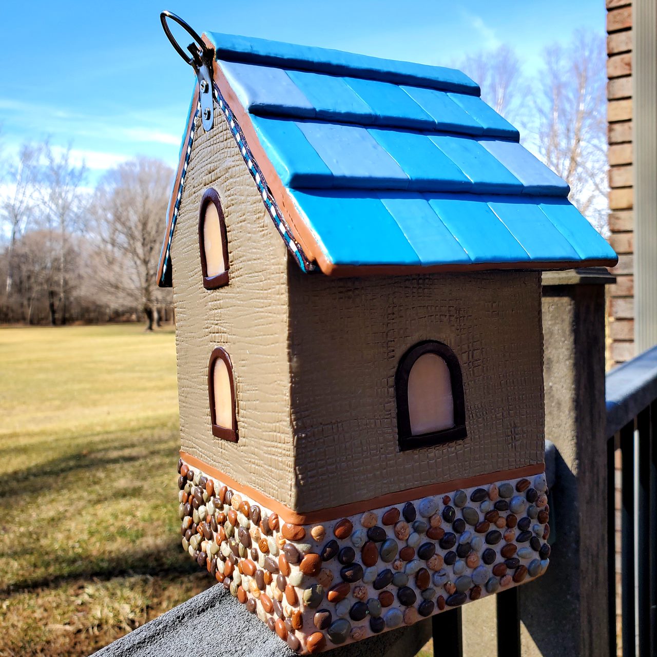 Upscale Accomodations Birdhouse – Singing Peacock 